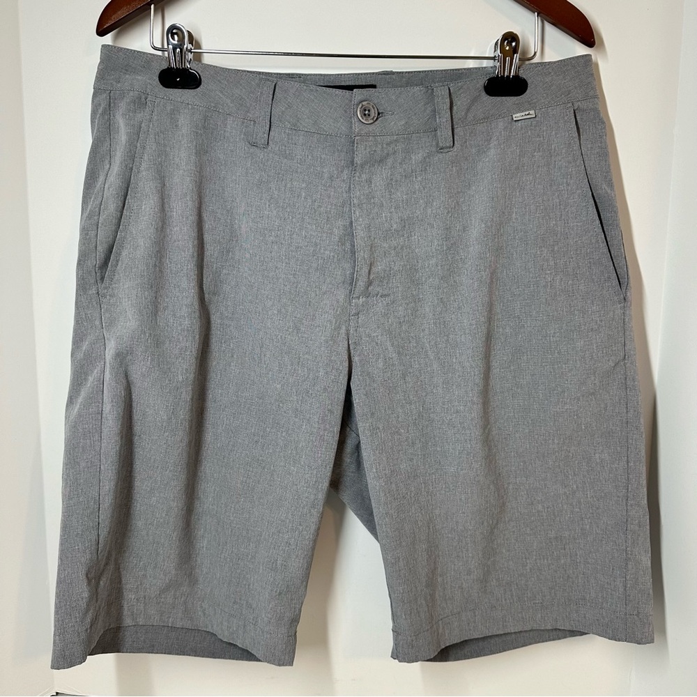 Travis Mathew Mens 34w Gray Beck Short with 10” inseam.  Gently used condition